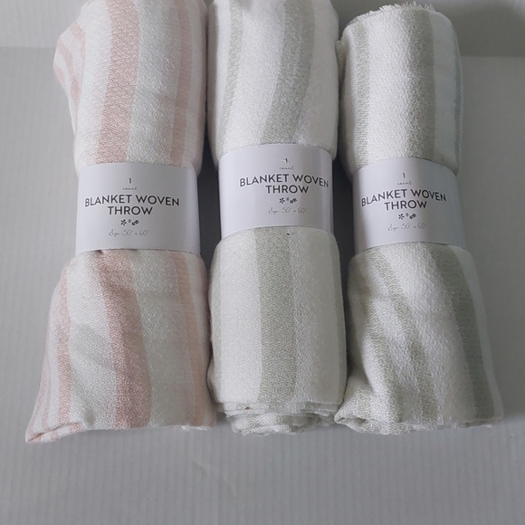 3 throw blankets - Picture 3 of 3